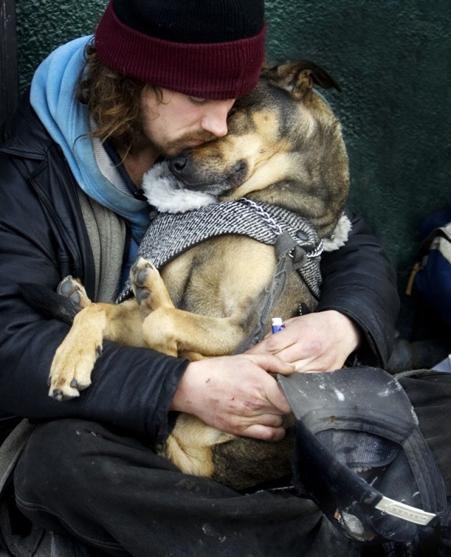 https://iheartdogs.com/wp-content/uploads/2015/03/homeless-man-with-dog.jpg