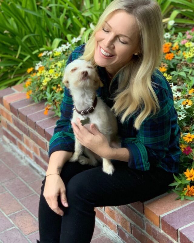 Jenny Garth hugging dog