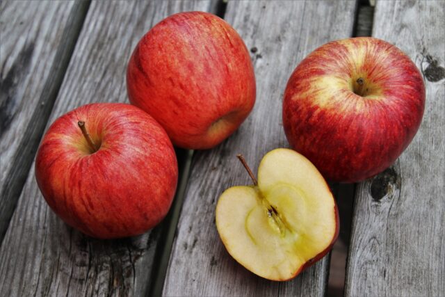 Apples contain quercetin
