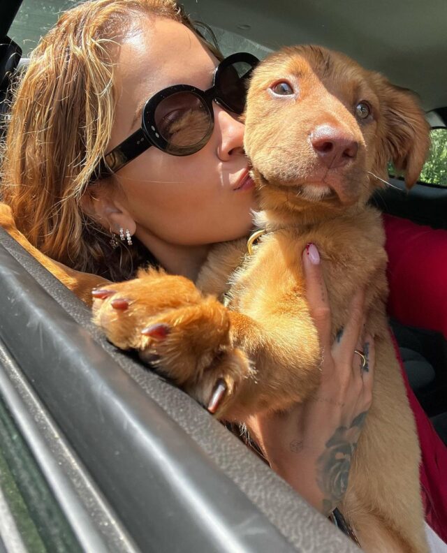 Rita Ora kissing puppy