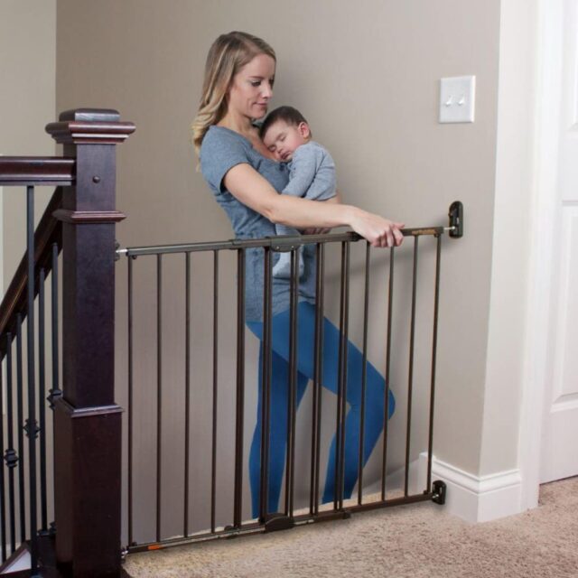 Femme ouvrant une barrière pour bébé