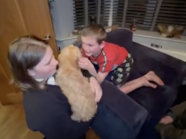 Familia abrazando nuevo cachorro