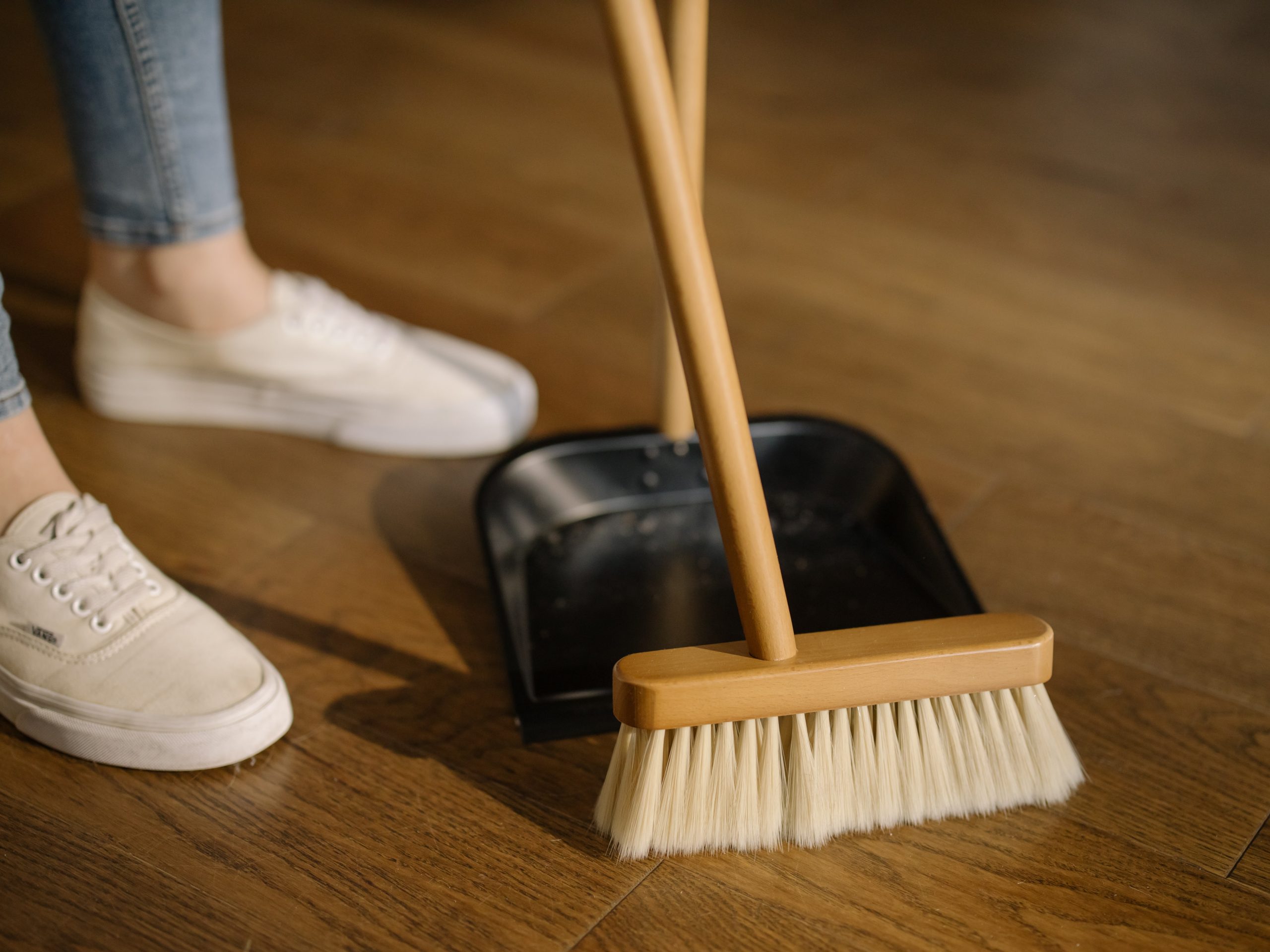 Best Broom For Dog Hair On Hardwood Floors - Pet Hair HQ